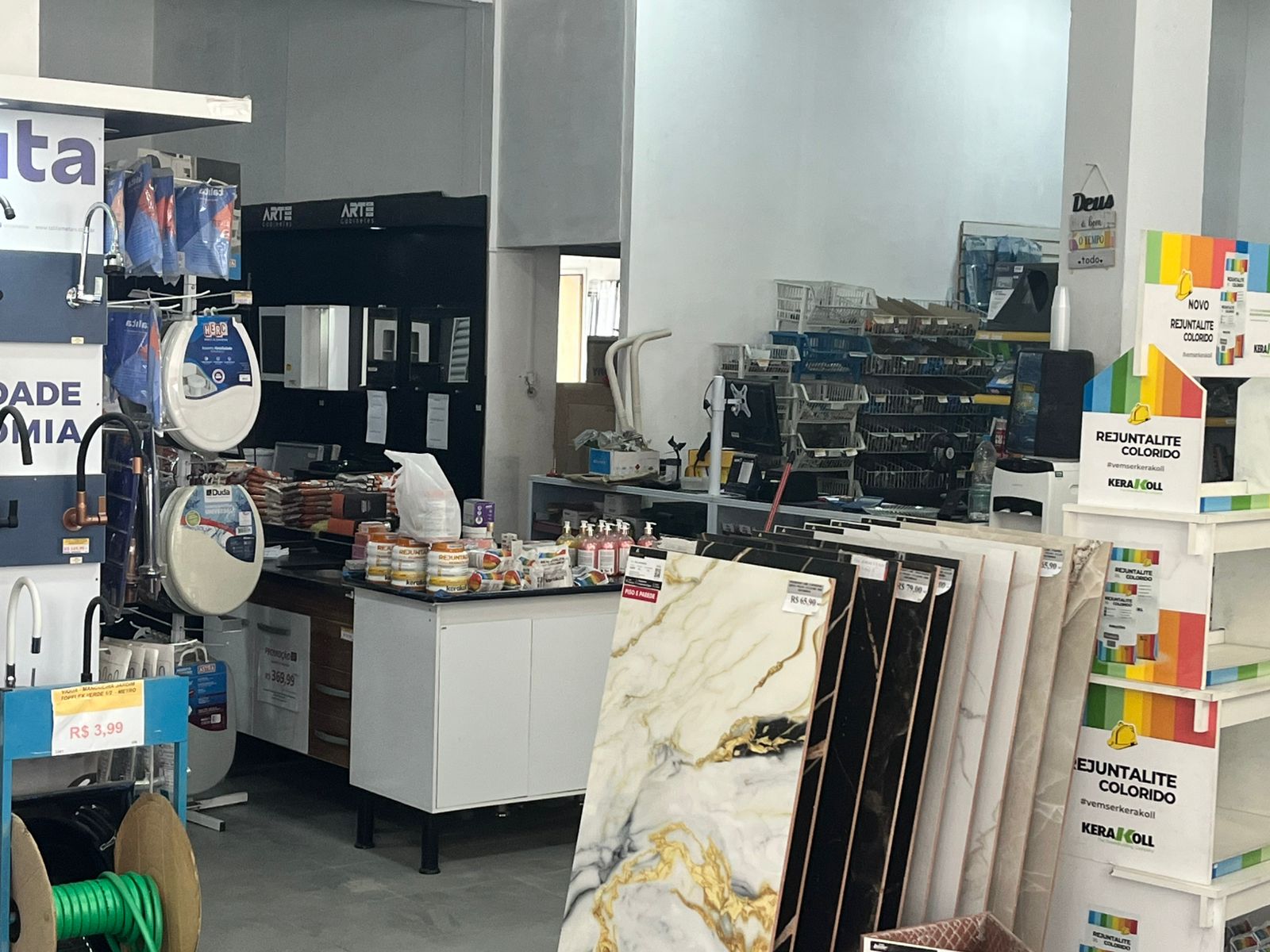 Interior da loja Like Pisos com materiais de construção